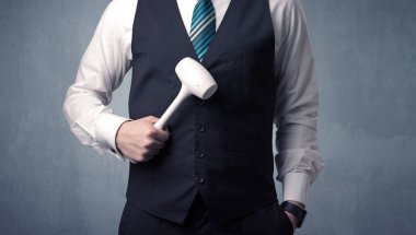 Businesman ayakta elinde aracıyla