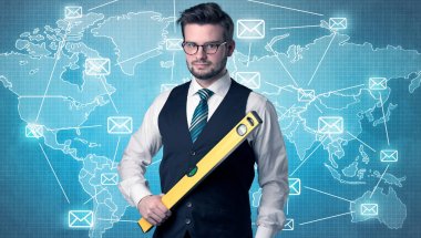 Yakışıklı businassman ayakta elinde aracıyla