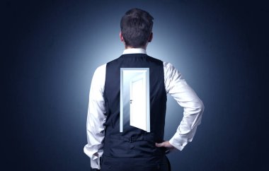 Sırtını kapıya ile ayakta işadamı