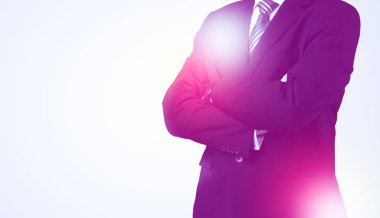 Genç işadamı ayakta durup düşünüyor