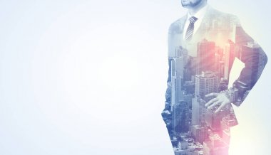 Sırtında siyah anahtar deliği ile ayakta adam