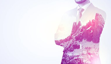 Dağ grafik ile ayakta işadamı