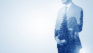 Dağ ile ayakta işadamı