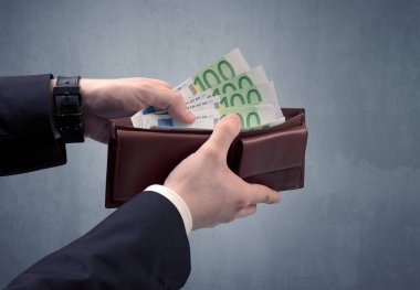 Takım elbise elinde euro cüzdanından dışarı alır