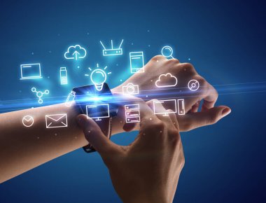 Smartwatch Multimedya sembolleri ile giyen el