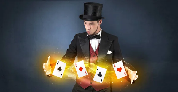 Illusionniste faisant astuce avec des cartes à jouer magiques — Photo