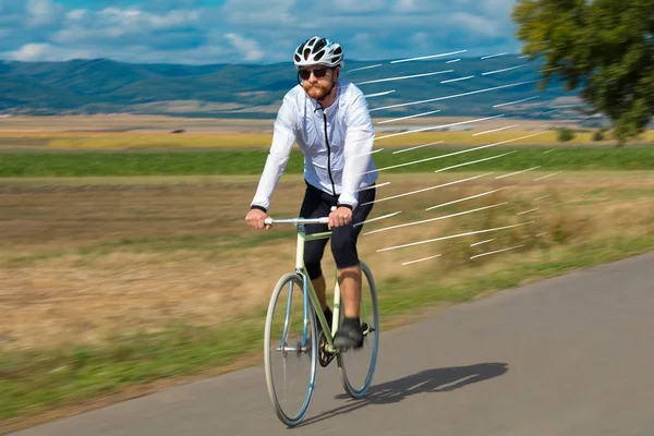 Rowerzysta na co dzień jazdy na rowerze bardzo szybko — Zdjęcie stockowe