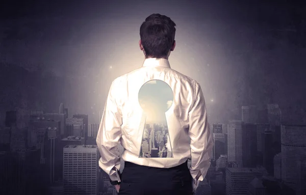 Affärsman som står med nyckelhålet på ryggen — Stockfoto