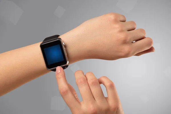 Mano femminile che indossa smartwatch — Foto Stock