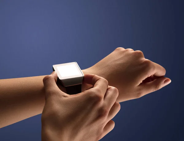 Gros plan main féminine avec balck smartwatch écran — Photo