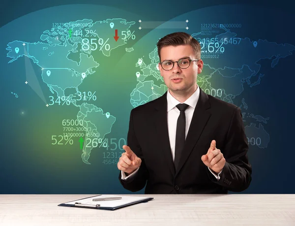 Handel marknadsanalytiker är studio rapportering world trading nyheter med karta koncept — Stockfoto