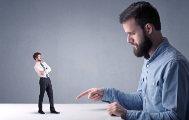 Genç işadamı minyatür işadamı ile mücadele