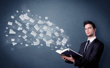 genç adam tutarak kitap 