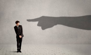 İş kişi ona kavram gösteren büyük gölge ele arıyorsunuz