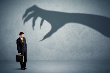 İş kişi büyük canavar pençe gölge kavramı korkuyor
