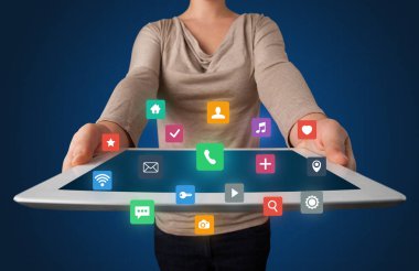 Kadın holding tablet Multimedya grafik ile