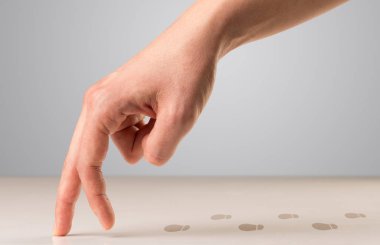 Yürüyen parmak kavramı