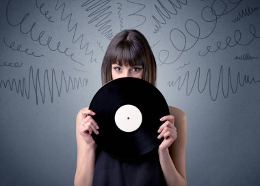 Vinil kaydı tutan kadın
