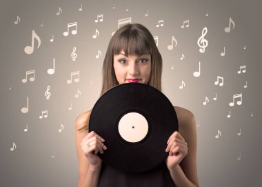 Vinil kaydı tutan kadın