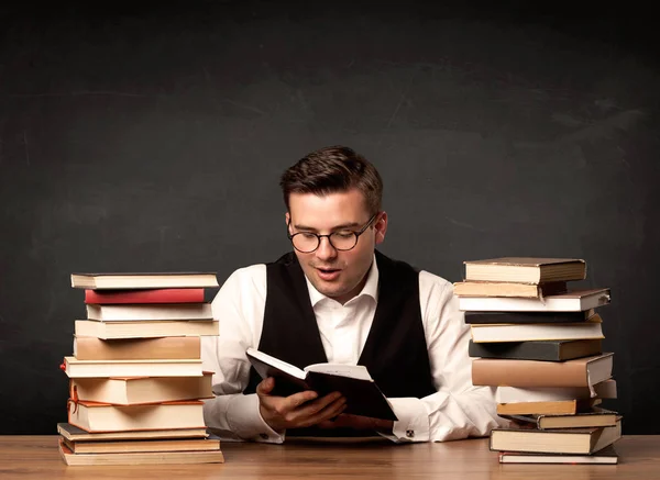 Profesor con libros — Foto de Stock