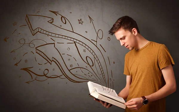 Jovem segurando livro com flechas — Fotografia de Stock