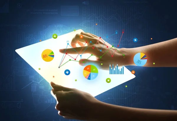 Mãos tocando um tablet tipo vidro com gráficos — Fotografia de Stock