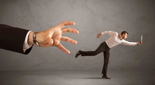 Affärsman som kör från hand — Stockfoto