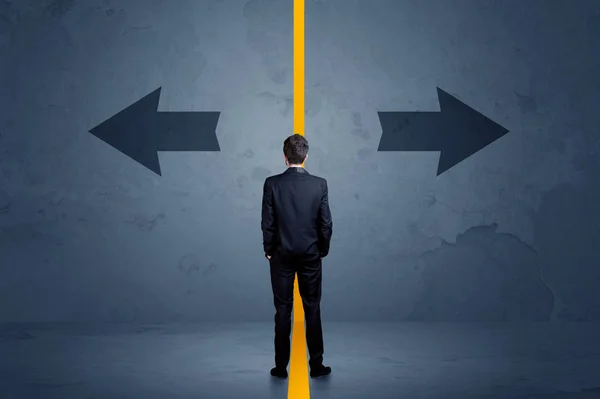 Pessoa de negócios escolhendo entre duas opções separadas por uma seta de borda amarela — Fotografia de Stock