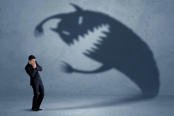 Biznes człowiek boi się własnego cienia potwór koncepcja — Zdjęcie stockowe