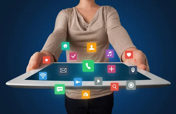 Женщина держит планшет с мультимедийной графикой — стоковое фото
