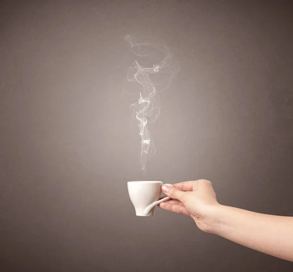 Tazza di caffè con mano femminile — Foto Stock