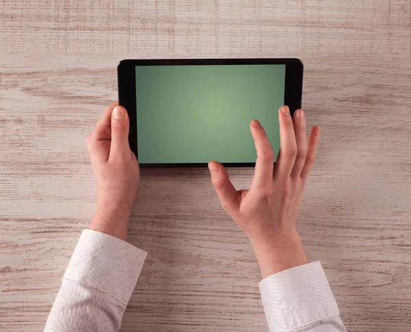 Mãos de negócios segurando tablet — Fotografia de Stock