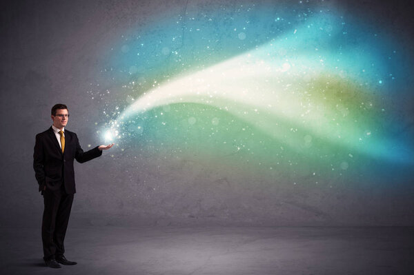 Бизнесмен держит свет
