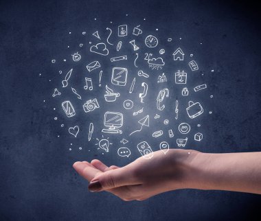 Karışık çizimler tutan el