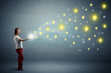 Kadın holding lightbulbs
