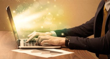 İşadamı laptopta hızlı çalışıyor.