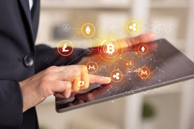 İş kadını tablet bitcoin bağlantı ağ kavramı ile kullanma