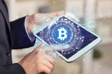 İş kadını ev ofis ruh bitcoin bağlantı ağ kavramı ile tablet kullanma