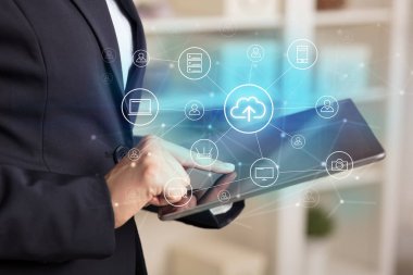 İş kadını tablet bulut teknoloji kavramı ile kullanma