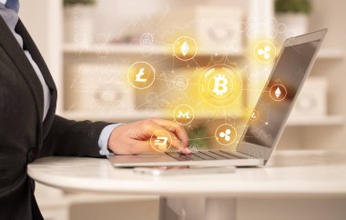 Bitcoin bağlantı ağı ve online kavramı ile dizüstü bilgisayar üzerinde çalışan iş kadın