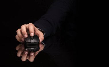 Koyu arka plan üzerinde fare kullanarak ele