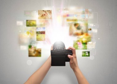 El yaşam olayları digital fotoğraf makinesi ile yakalar.
