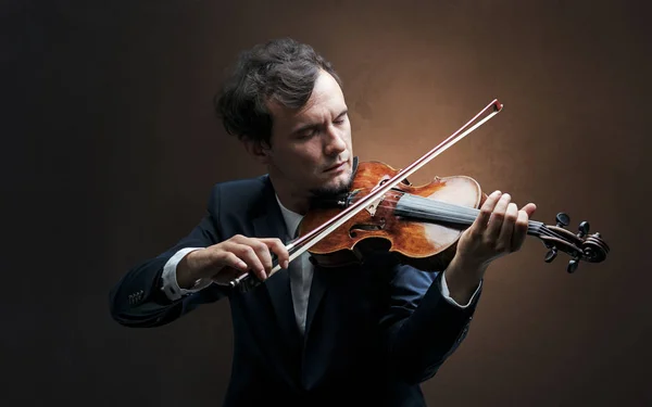 Violinista tocando no instrumento com empatia — Fotografia de Stock
