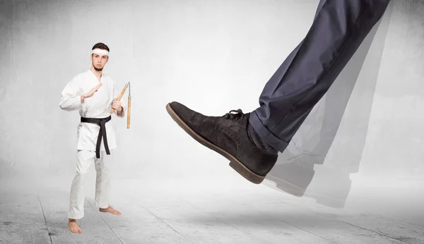 Μεγάλο πόδι ποδοπατούν έννοια εκπαιδευτής καράτε — Φωτογραφία Αρχείου