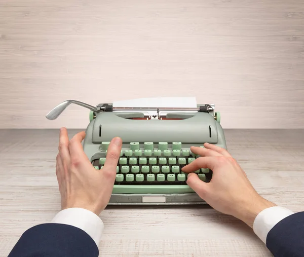 First person perspectve hand writing on an oldschool typewriter — Stock Photo, Image