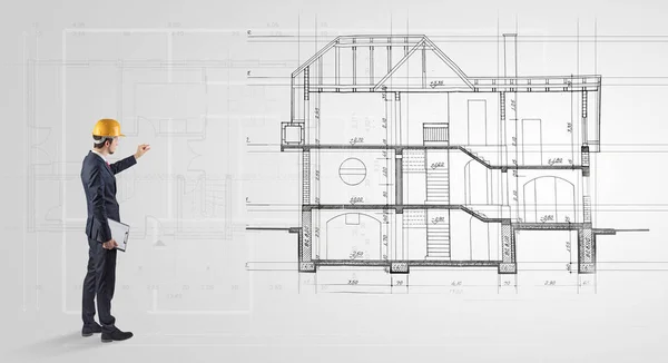 Architekt, patrząc na plan domu — Zdjęcie stockowe