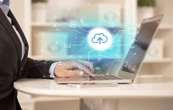 Zakenvrouw die op haar laptop met online opslag en cloud technologie concept werkt — Stockfoto