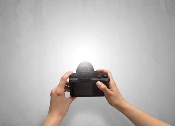 Hand photo shooting an empty grey wall — Stock Photo, Image