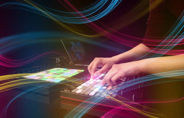 Hand mengen van muziek op midi-controller met kleurrijke vibe concept — Stockfoto