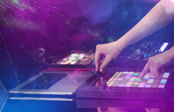 Hand mengen van muziek op midi-controller met partij clubkleuren rond — Stockfoto